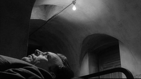 James Mason dans L'Espion qui venait du froid