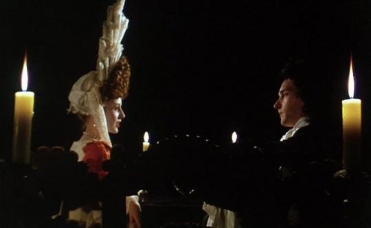 Anne Louise Lambert et Anthony Higgins dans "Meurtre dans un jardin anglais"