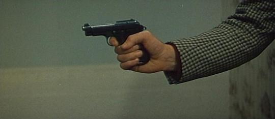 La main de Jean-Paul Belmondo tenant un revolver dans "La Sirène du Mississippi"