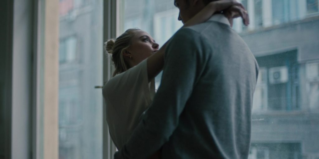 Julia (Maika Monroe) et Francis (Karl Glusman) dans "Watcher"