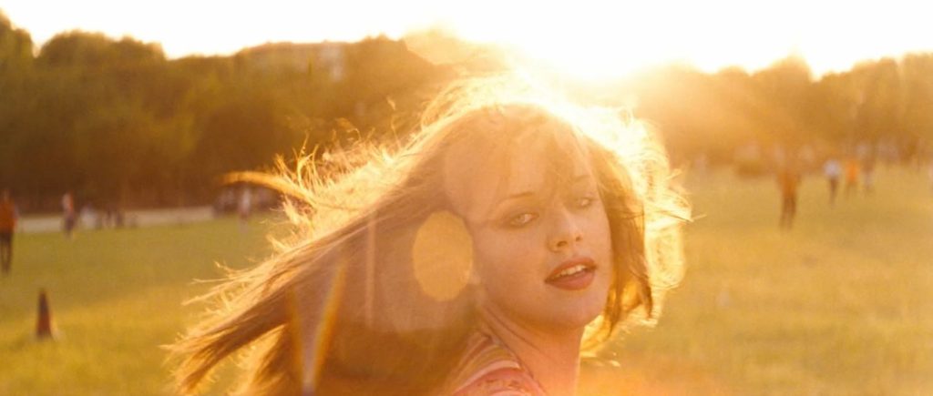 Michelle Ryan dans "Cashback"